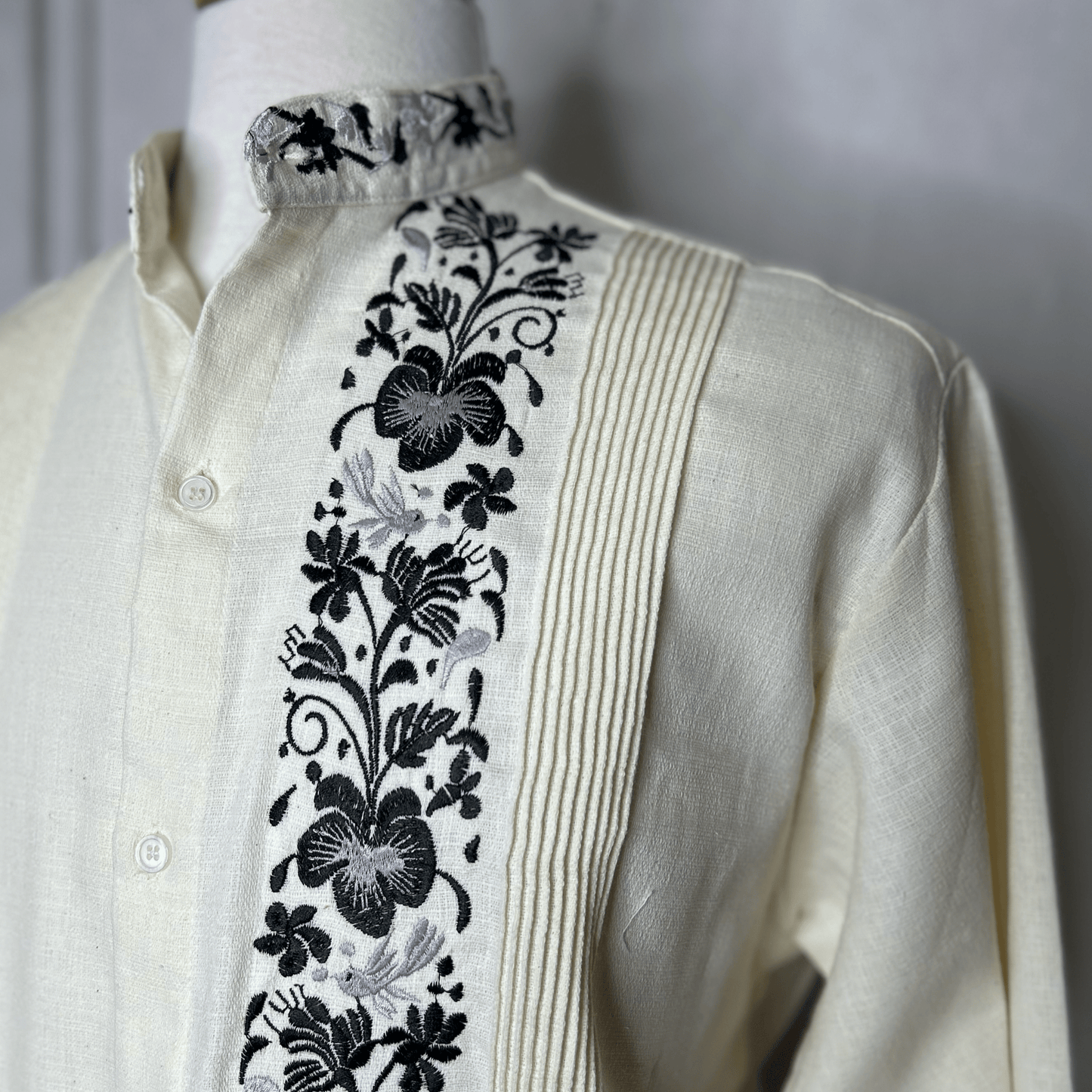 Men's Long Sleeve Linen Guayabera - Filipina Collar Men's Long Sleeve Linen Guayabera - Filipina Collar