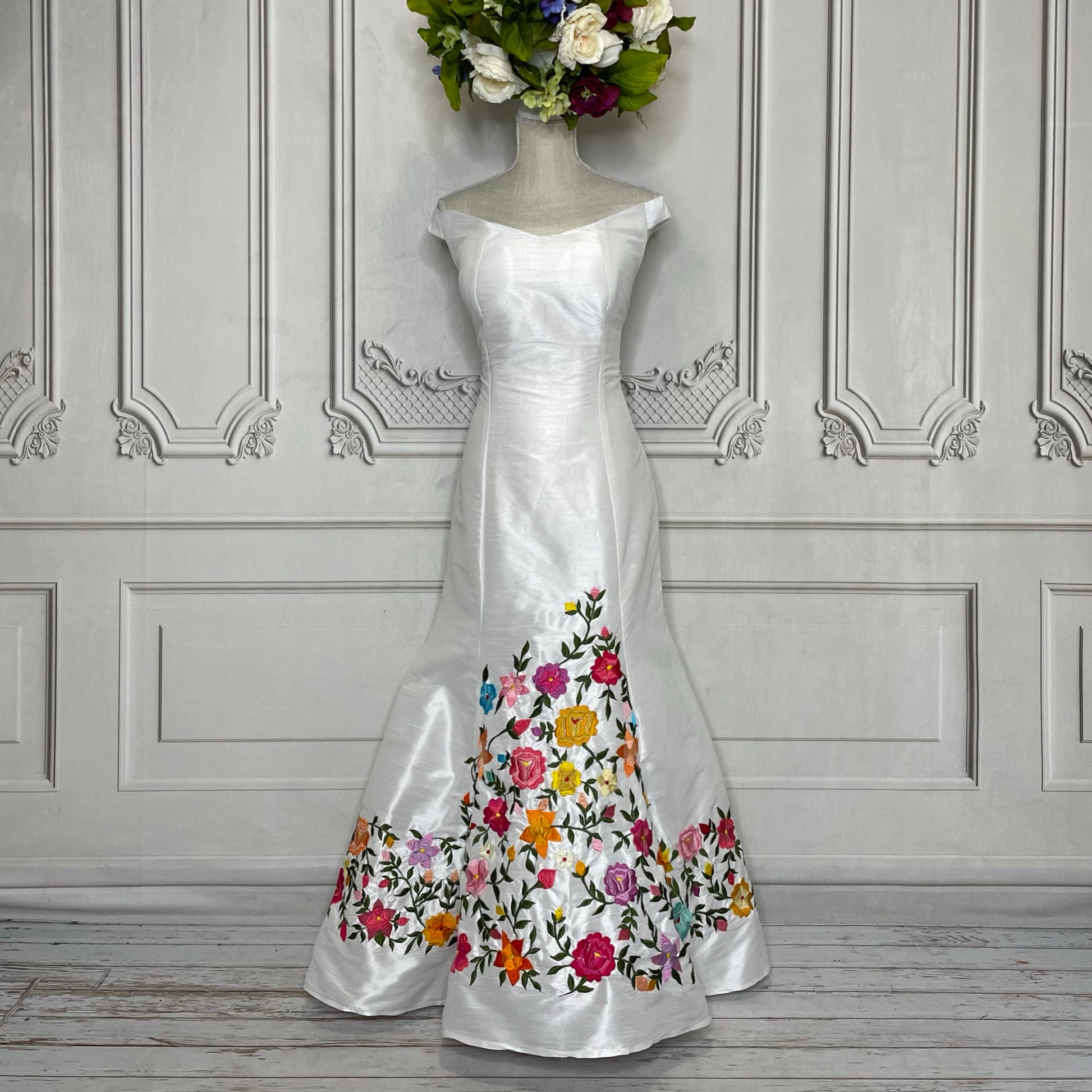 Embroidered Mexican Wedding Dress - Paloma – Camelia Mexican Boutique