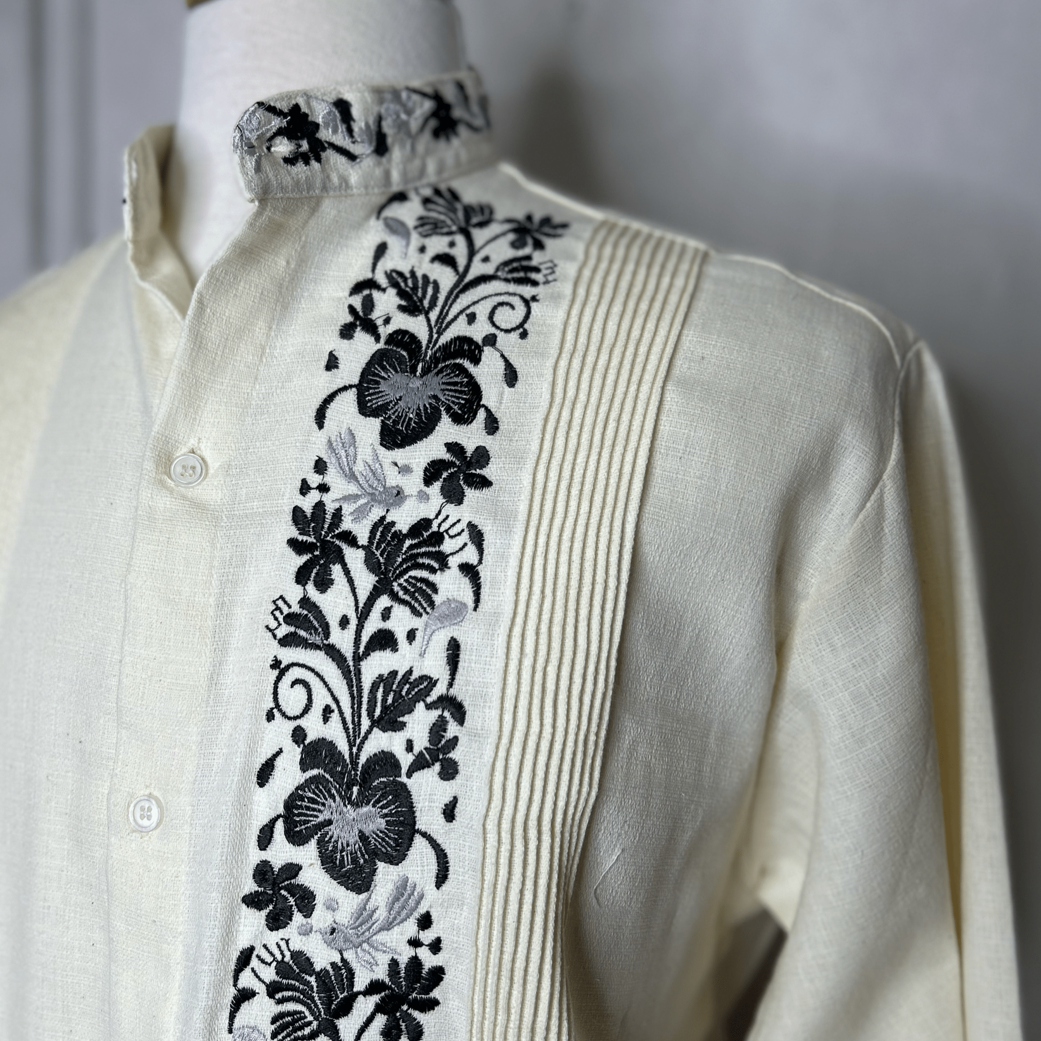 Men's Long Sleeve Linen Guayabera - Filipina Collar Men's Long Sleeve Linen Guayabera - Filipina Collar