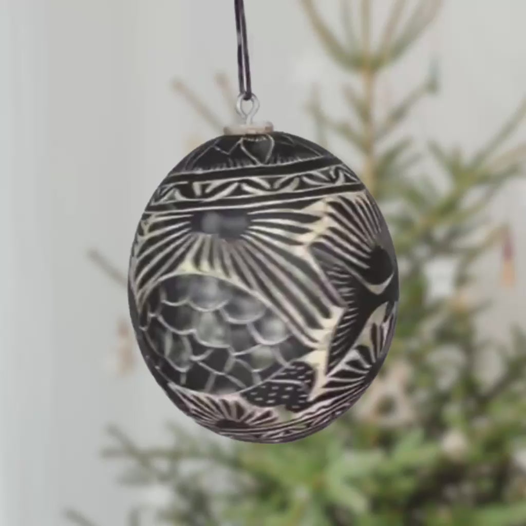 Jícara Natural Hand-Carved Christmas Ornament BLACK