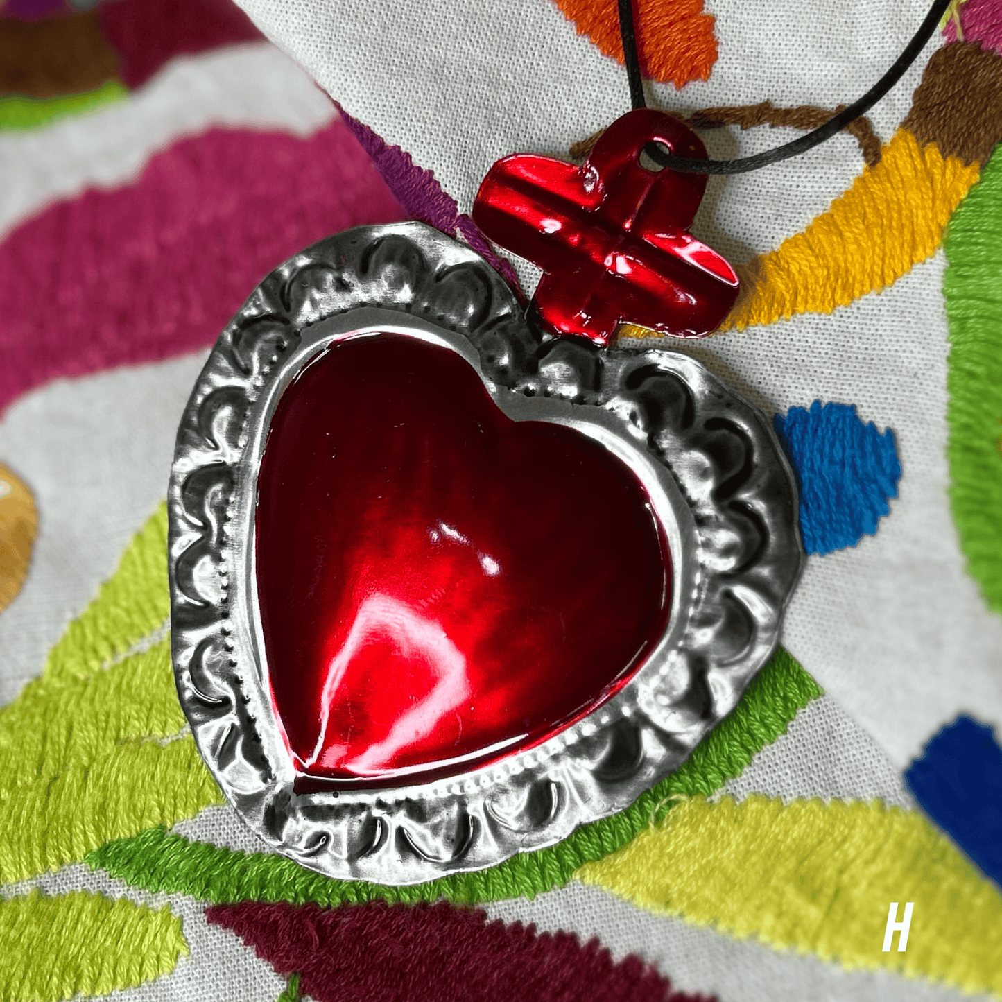 Sacred Heart Tin Ornament - Red Milagritos de Latón Sacred Heart Tin Ornament - Red Milagritos de Latón