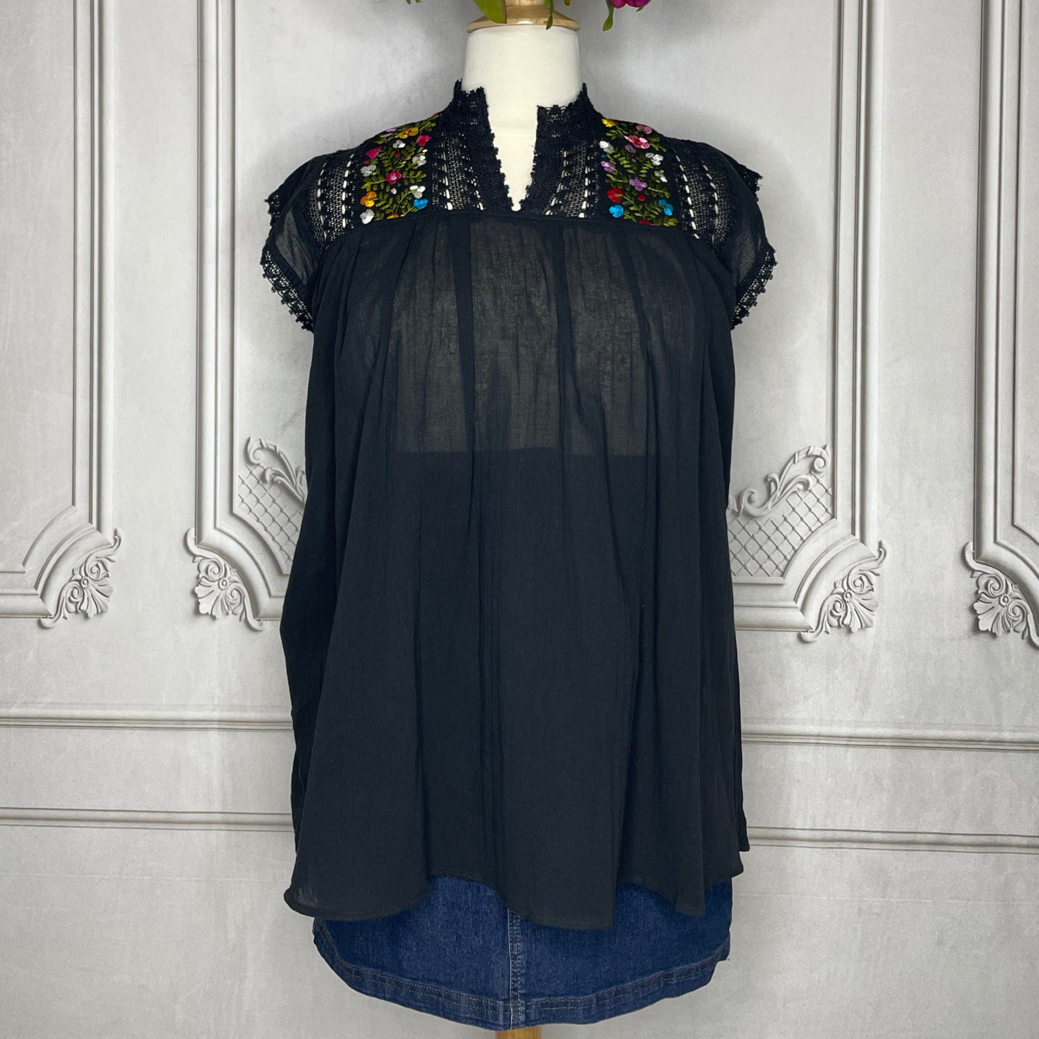 San Antonino Gauze Laced Blouse - Sleeveless
