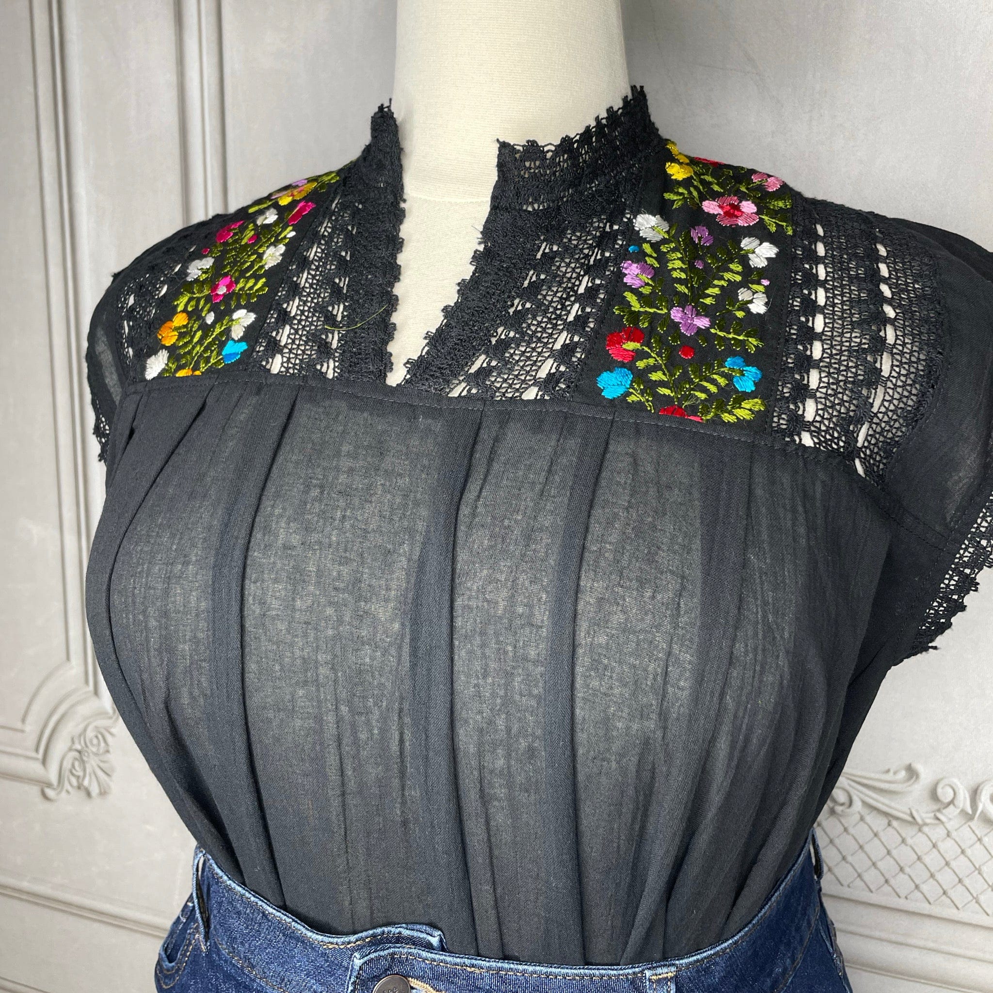 San Antonino Gauze Laced Blouse - Sleeveless