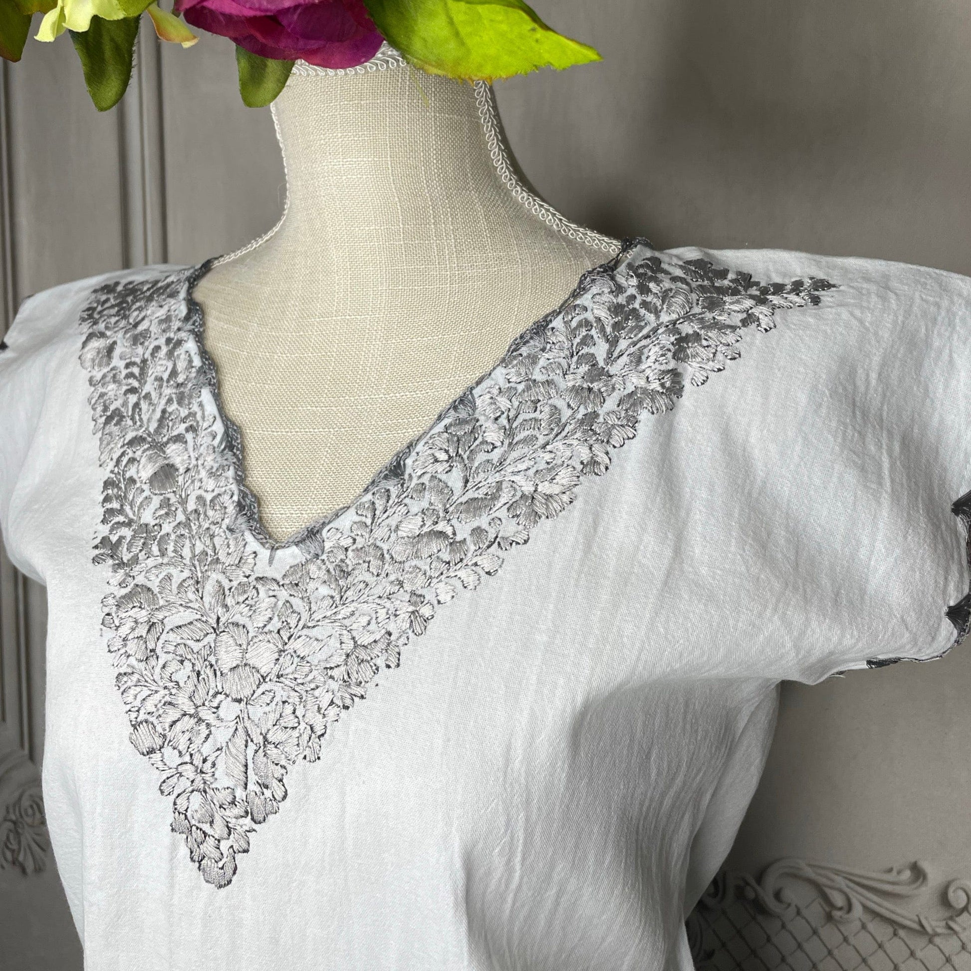 San Antonino Mexican V-Neck Blouse - Sleeveless Silk Embroidery